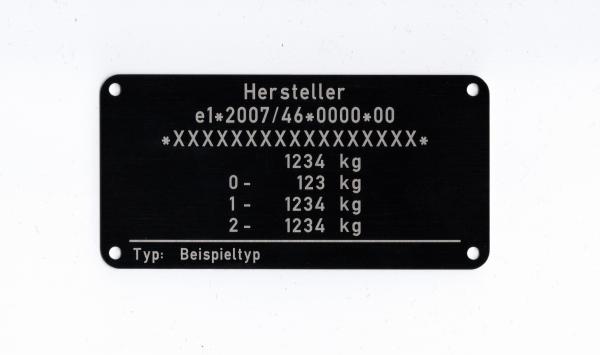 Var.14 Typenschild für die Fahrzeugklasse O1 und O2, beschriftet mit der Zusatzangabe Typ